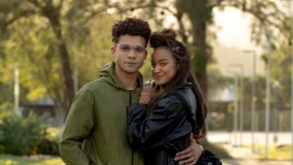 'Era hétero?': aparição relâmpago em 'Vale Tudo' da namorada fantasma de Sardinha irrita e deixa web confusa com novela 'mal escrita'