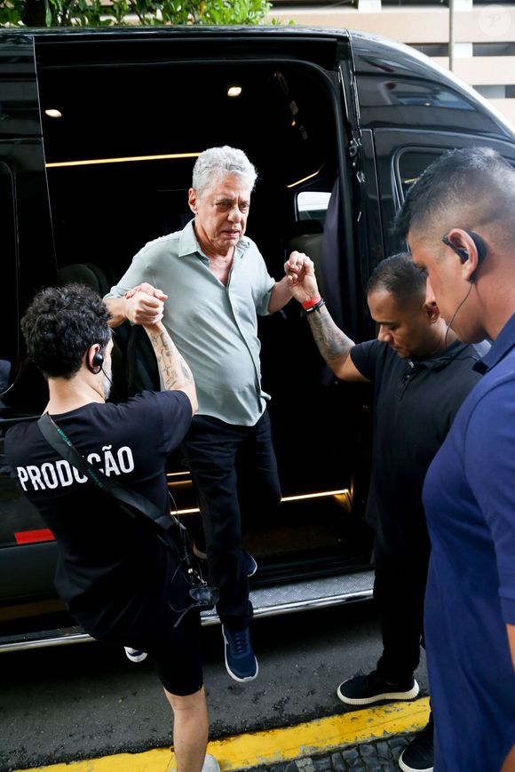 Chico Buarque cantou no ato musical em Copacabana