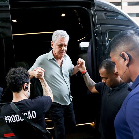 Chico Buarque cantou no ato musical em Copacabana