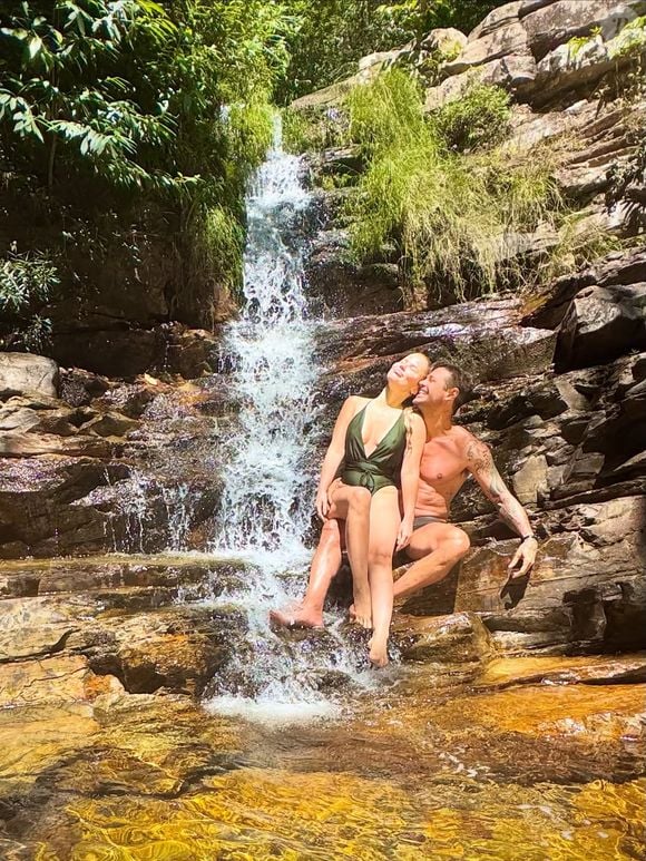 Dado Dolabella deu colo para a nova namorada, Marcela Tomaszewski, em cachoeira de Goiás
