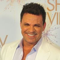 Irreconhecível? Nova aparência de Eduardo Costa surpreende fãs em show; cantor passou por transplante capilar