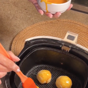 Eliana assa seus pãezinhos na air fryer e pincela gema de ovo antes de levá-los para assar