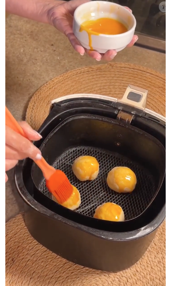 Eliana assa seus pãezinhos na air fryer e pincela gema de ovo antes de levá-los para assar