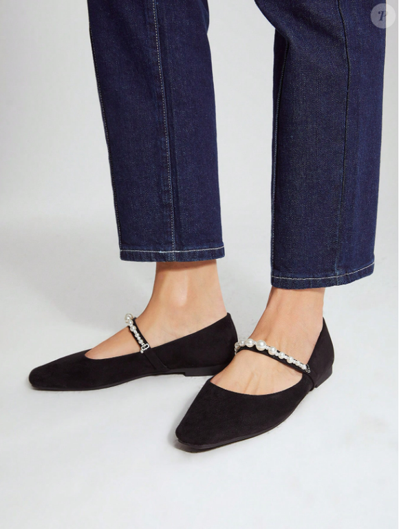 Detalhe que transforma o look: a tira de “pérolas” no peito do pé atua como joia e eleva até produções básicas em segundos