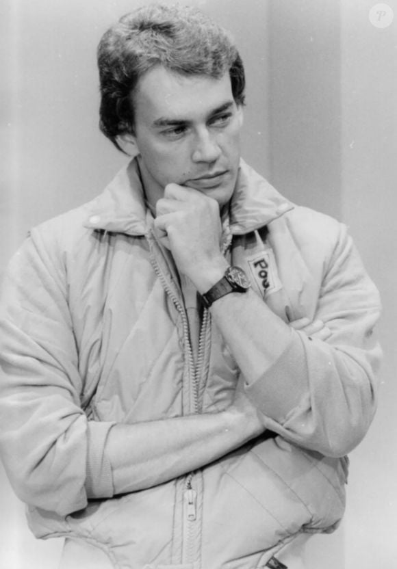 Paulo César Grande: durante uma entrevista ao Gshow, o artista contou que tem platina no braço direito devido ao acidente de carro. Na foto, ele deu vida à Ronaldo na novela 'Guerra dos Sexos'.