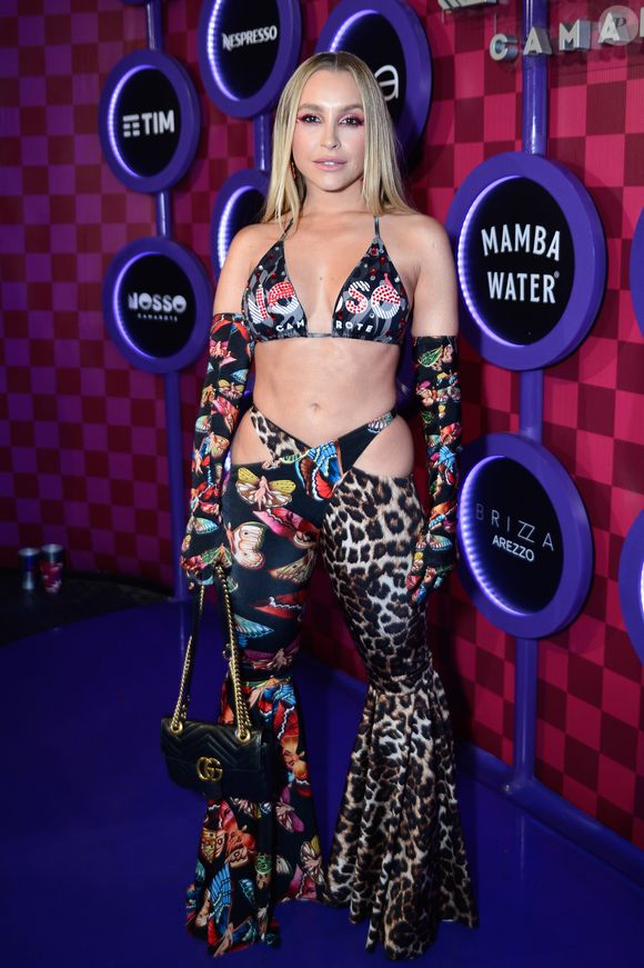 Desfile das Campeãs 2025: Carla Diaz usou e abusou das estampas em seu look ousado