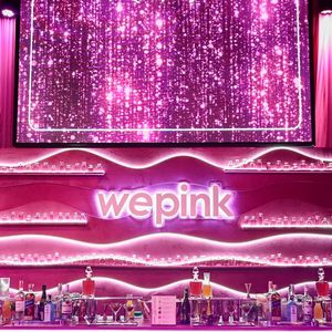 Um verdadeiro mergulho no rosa: a festa da WePink ganhou flores em espiral, iluminação magenta e estruturas douradas