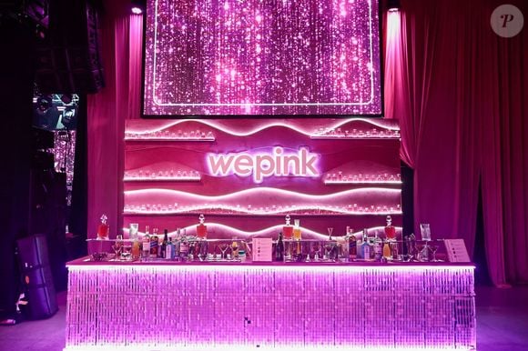 Um verdadeiro mergulho no rosa: a festa da WePink ganhou flores em espiral, iluminação magenta e estruturas douradas