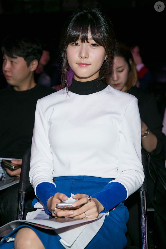 2015: nesta foto, Kim Sae-ron estava prestigiando um show com uma saia, que virou marca em seus looks