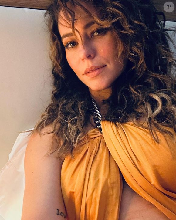 Cabelo cacheado de Paolla Oliveira: atriz posa com fios naturais e faz desabafo sobre beleza real. 'Se importar menos'