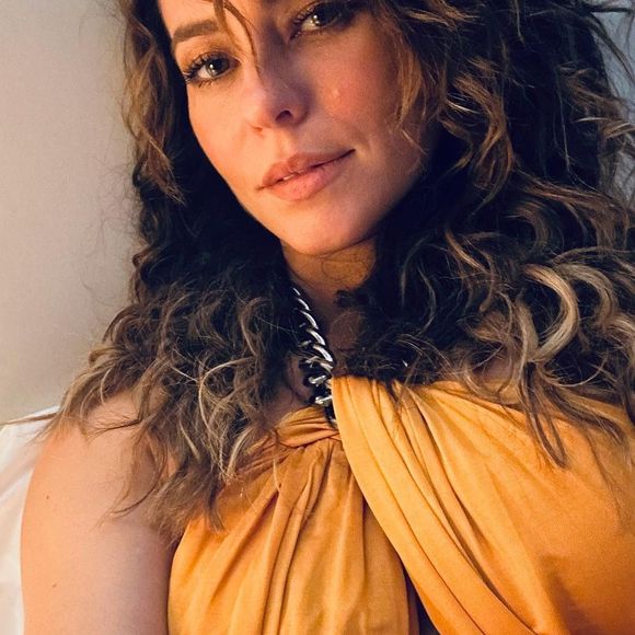 Cabelo cacheado de Paolla Oliveira: atriz posa com fios naturais e faz desabafo sobre beleza real. 'Se importar menos'