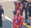 Hamilton brilha na pista, mas um volume curioso em seu macacão vira assunto nas redes.