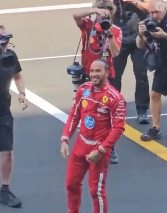 Hamilton brilha na pista, mas um volume curioso em seu macacão vira assunto nas redes.