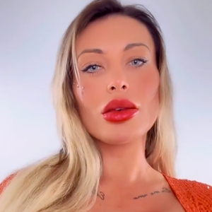 Antes com olhos castanhos, Andressa Urach agora está com eles azuis