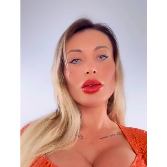 Antes com olhos castanhos, Andressa Urach agora está com eles azuis