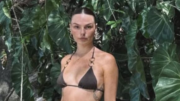 Recém-casada, Isis Valverde posa de biquíni na praia, dá close no bumbum e mostra resultado de procedimento: 'Sereia linda'