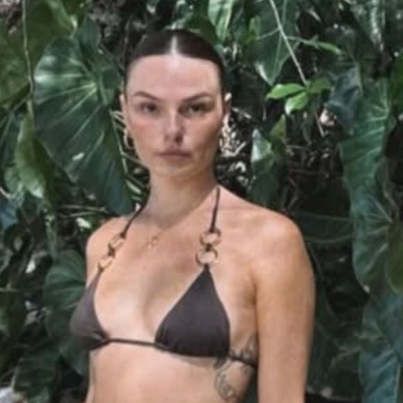 Após casamento, Isis Valverde posa de biquíni na praia e mostra resultado de procedimento no bumbum: 'Sereia linda'