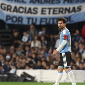 Adeus a Messi com 'look' especial: jogo de despedida tem uniforme inédito da Argentina, com referências à independência iniciada em 1810, craque aos prantos e gol; camisa custa quase 190 dólares