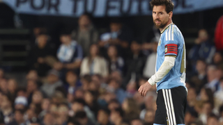 Adeus a Messi com 'look' especial: jogo de despedida tem uniforme inédito da Argentina, com referências à independência iniciada em 1810, craque aos prantos e gol; camisa custa quase 190 dólares