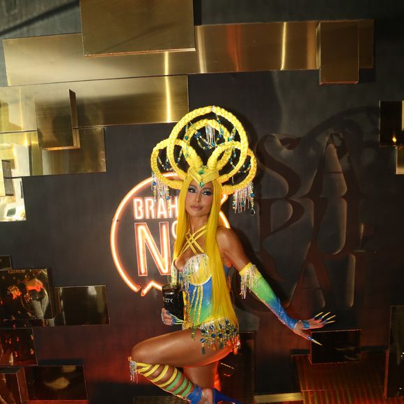 Unhas decoradas, peruca amarela e mais detalhes fizeram Sato brilhar ao chegar no camarote N1, na Sapucaí.