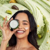 O boom do pistache na beleza! De gloss a perfumes, descubra 7 produtos que provam como o ingrediente 'gourmet' migrou de vez para a nécessaire