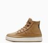 O Chuck Taylor All Star Equip Waterproof, da Converse, aposta em um cabedal de couro integral impermeável para ajudar a manter os pés protegidos das condições climáticas. A construção resistente faz parte da proposta do calçado, desenvolvido para acompanhar diferentes situações do dia a dia