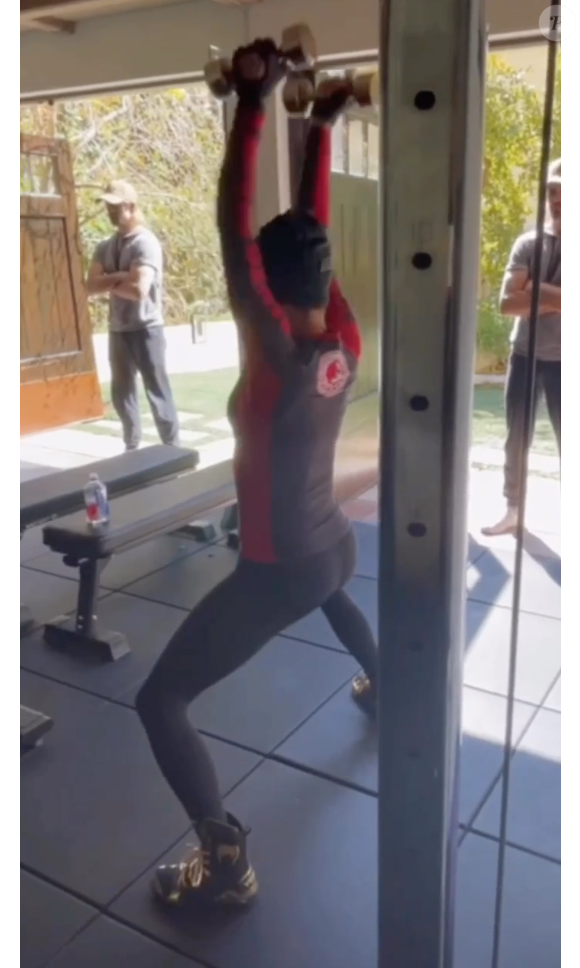 "Estou apenas mantendo a massa muscular que tenho, e isso é importante nesta idade", disse Halle Berry em uma entrevista