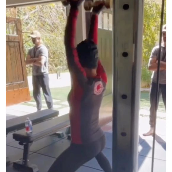 "Estou apenas mantendo a massa muscular que tenho, e isso é importante nesta idade", disse Halle Berry em uma entrevista