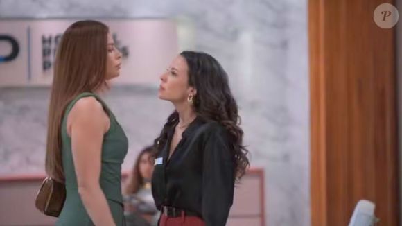Zenilda e Xênica (Carla Marins) reúnem os filhos para assistir à derrocada de Ferette.