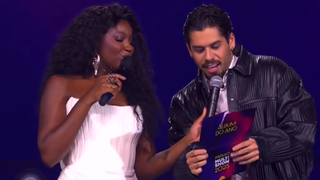 Zé Felipe é analfabeto? Após 'gafe' no Prêmio Multishow 2025, cantor se pronuncia: 'Não sou mestre de leitura'