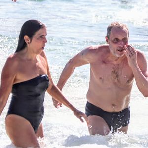 Malu Mader e Tony Bellotto se divertiram juntos na praia