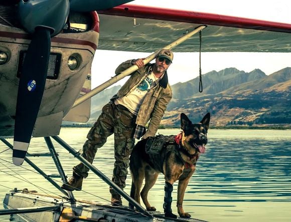 Estrelado por Brad Pitt, 'Coração Selvagem' conta a história de James Belmont, um ex-militar que sofre um acidente de avião e fica isolado na região selvagem do Alasca com Odin, seu antigo cão de combate