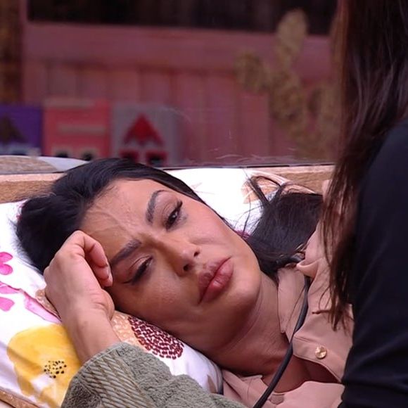 De acordo com a enquete do UOL, às 22:08 desta terça-feira (18), Gracyanne é a escolhida do público para deixar o programa.