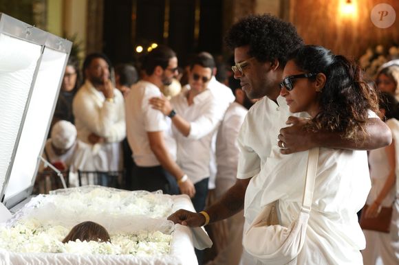 Sobrinho de Preta Gil, João Gil foi visto em despedida ao lado do caixão, no velório nesta sexta-feira (25).