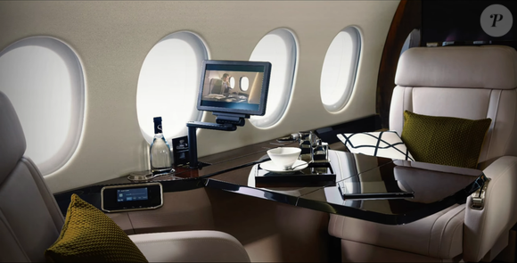 Segundo a Dassault Aviation, o jato utilizado por Neymar oferece níveis de ruído comparáveis aos de uma biblioteca, além de internet de alta velocidade, chamadas de voz e sistemas digitais de controle para os passageiros