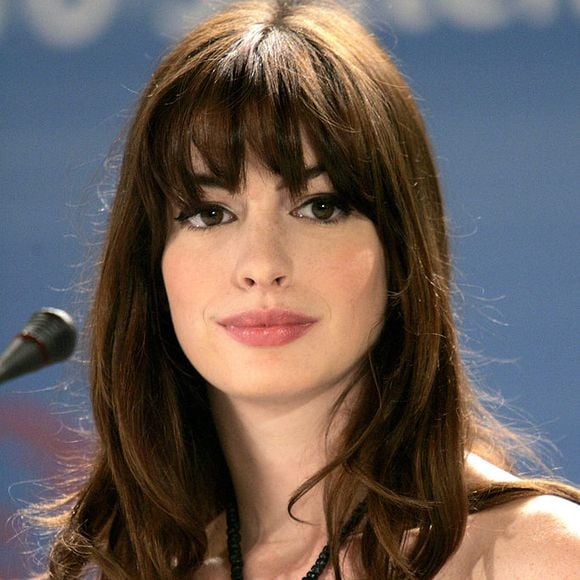 Técnica correta de secagem e uso de protetor térmico são apontados como essenciais para resultado natural como a franja da Anne Hathaway