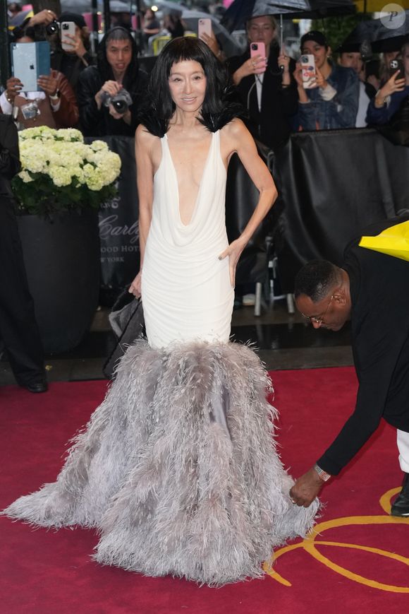 MET Gala 2025: Vera Wang achou de bom tom colocar umas plumas em um vestido básico branco e pensou 'abalar' as estruturas do evento, mas só ficou parecendo um pouco deslocada mesmo...