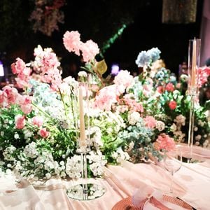 A celebração de 15 anos contou com cenografia luxuosa, elementos aristocráticos e atmosfera de conto de fadas moderno