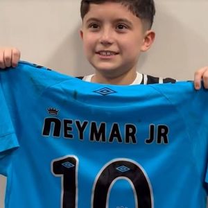 Após o episódio, Neymar publicou uma foto do menino em sua rede social