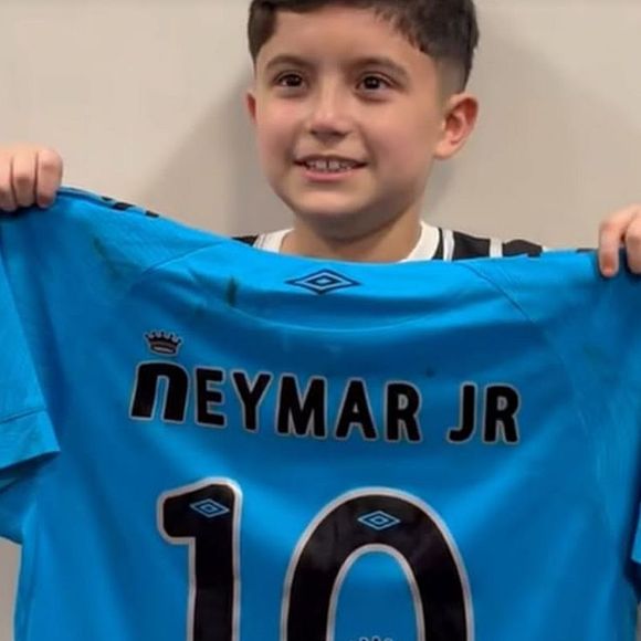 Após o episódio, Neymar publicou uma foto do menino em sua rede social