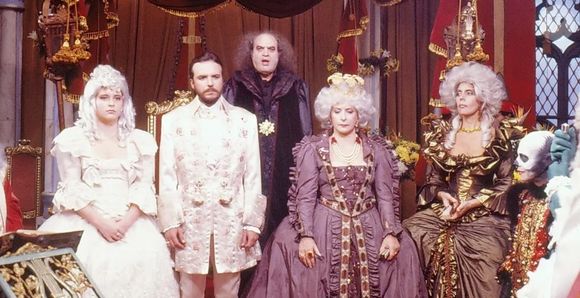 Novela 'Que Rei Sou Eu?' era ambientada em 1780, em país fictício, e mostrava população à volta com corrupção, moeda sem valor e impostos elevados