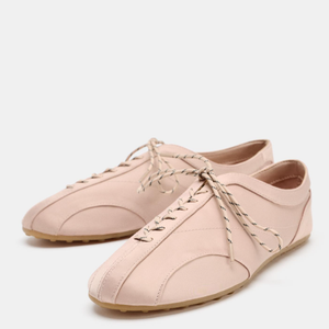 Sapatos esportivos, como esse semelhante aos oxfords, na cor rosa bebê, são tendência para o Outono 2026.