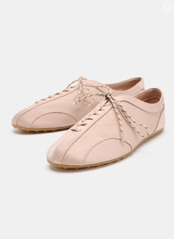 Sapatos esportivos, como esse semelhante aos oxfords, na cor rosa bebê, são tendência para o Outono 2026.