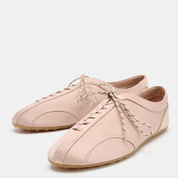 Sapatos esportivos, como esse semelhante aos oxfords, na cor rosa bebê, são tendência para o Outono 2026.
