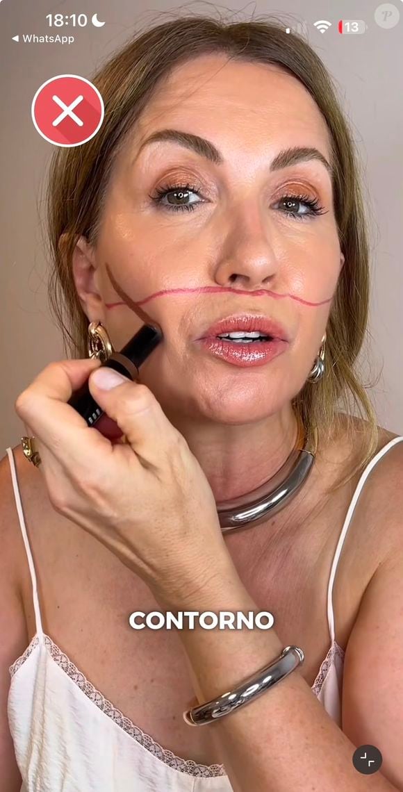 Para Maria Ferjol, a posição do blush pode fazer diferença no resultado da maquiagem. A maquiadora orienta marcar aproximadamente dois dedos e posicionar o produto em uma região mais alta para contribuir com uma aparência mais elevada e criar o chamado 'efeito lifting'