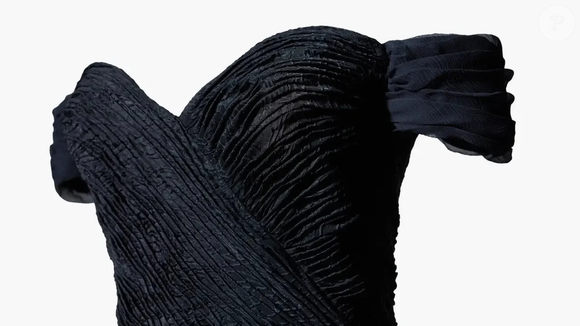 Segundo a Sotheby's, o vestido da Princesa Diana será vendido pela primeira vez desde junho de 1997, quando ela colocou 79 peças de seu guarda-roupa em leilão para arrecadar fundos para instituições de caridade