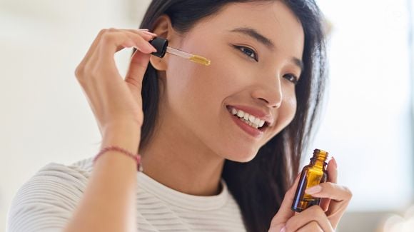 Uma influenciadora apaixonada por beleza cortou duas fatias finas de batata e as usou para massagear o rosto