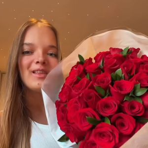 Rafaella Justus dublou um hit de Bruno Mars exibindo as flores: ‘Espero que ele lhe compre flores / Espero que ele lhe segure suas mãos / E dê todas as duas horas’