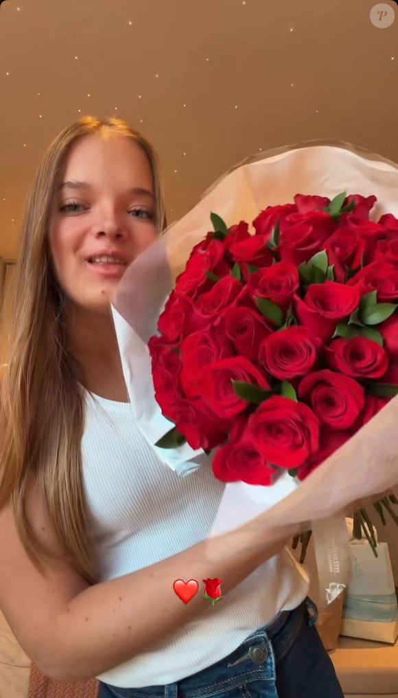 Rafaella Justus dublou um hit de Bruno Mars exibindo as flores: ‘Espero que ele lhe compre flores / Espero que ele lhe segure suas mãos / E dê todas as duas horas’