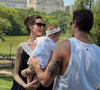 À la 'Bonequinha de Luxo': Camila Queiroz curte o verão em Nova York com vestido preto 'comfy' de renda creme por quase R$ 1,5 mil ao lado de Klebber Toledo em clique raro com a filha Clara, de 7 meses